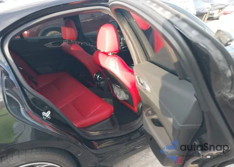 2024 Alfa Romeo Giulia Veloce Rwd z USA, uszkodzony, nr VIN ZARFAMBNXR7678157